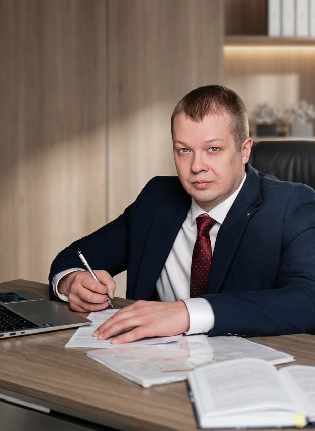 Иван Павлович Пирожков за рабочим столом в офисе